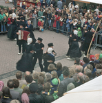 831108 Afbeelding van een volksdansgroep op de jaarmarkt in Cothen die werd gehouden ter gelegenheid van het 850-jarig ...